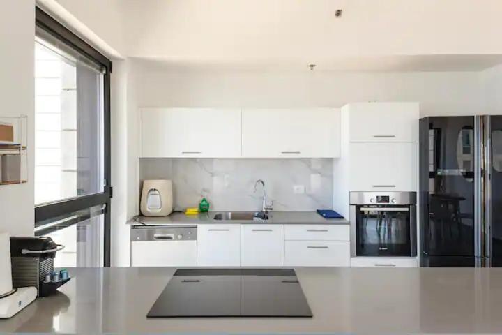 Oַ&O Group- Luxury Apt Tower Best Sea View Bat Yam Exteriör bild