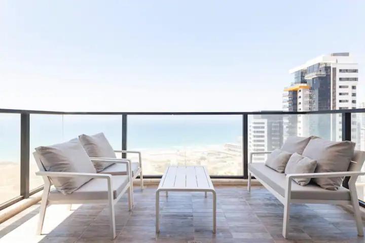 Oַ&O Group- Luxury Apt Tower Best Sea View Bat Yam Exteriör bild